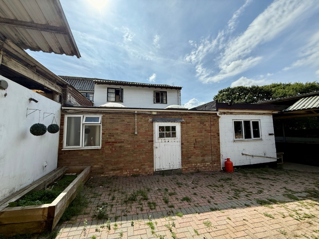 Lot: 80 - EQUESTRIAN FACILITY - INDOOR MANÈGE, STABLES, PADDOCKS AND ACCOMMODATION - Exterior of Flat 3